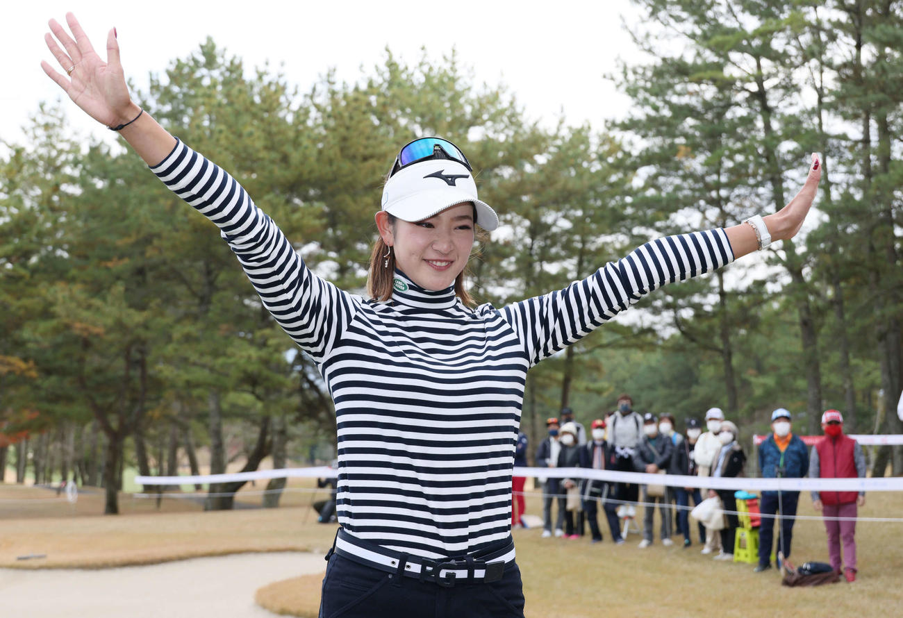 エリエールレディスオープン　第4日　18番、優勝を決めた原はポーズを決める（撮影・加藤孝規）