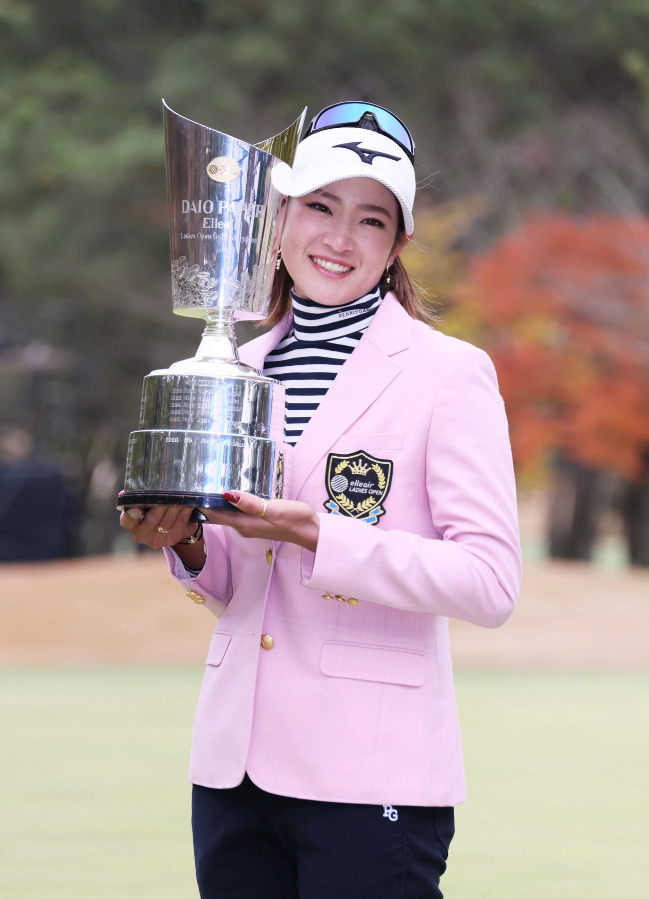 エリエールレディスオープンを制し優勝カップを手にする原（撮影・加藤孝規）
