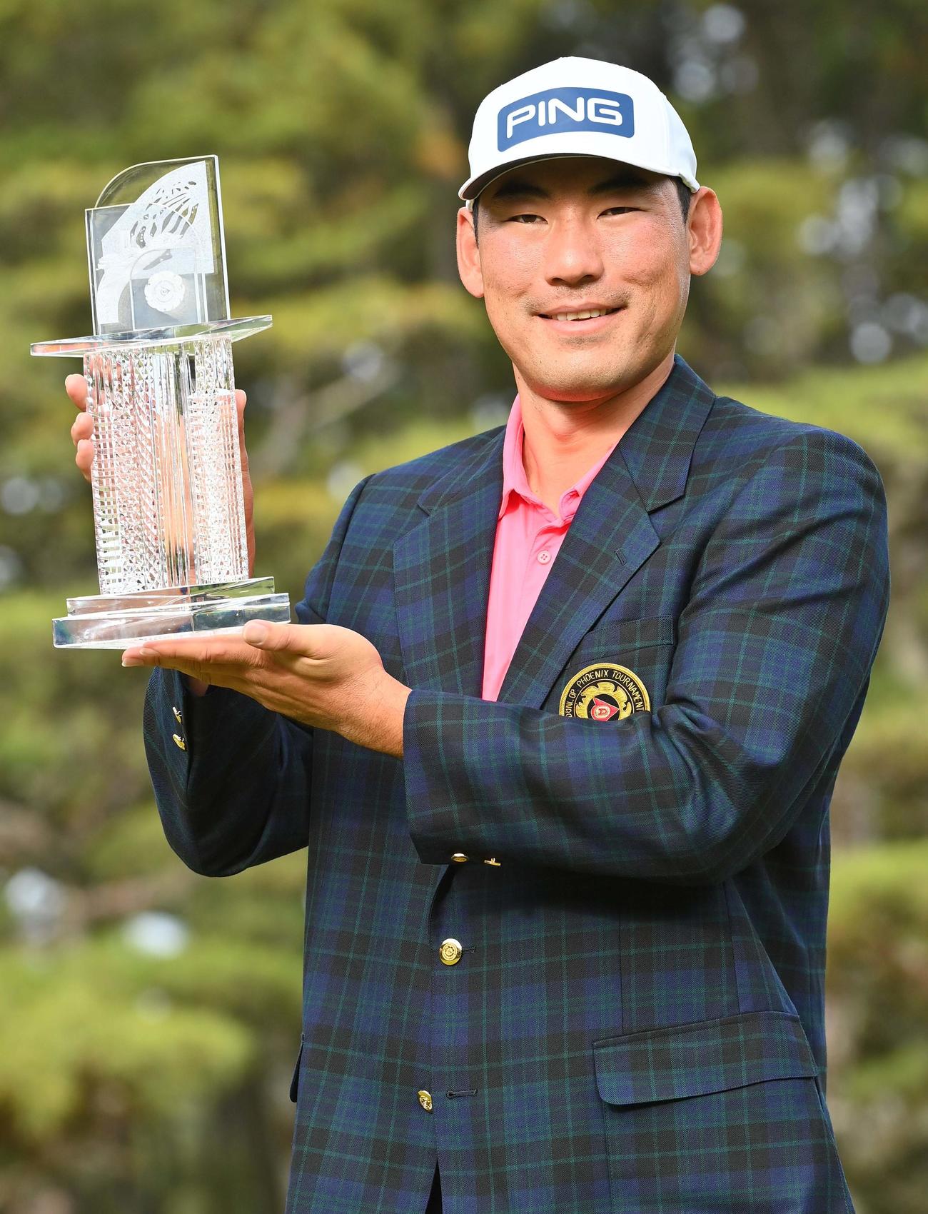 優勝トロフィーを手に笑顔を見せるキム（撮影・上田博志）