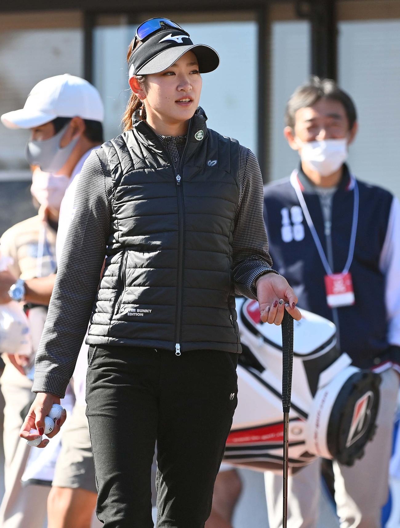 パッティンググリーンに向かう原（撮影・上田博志）