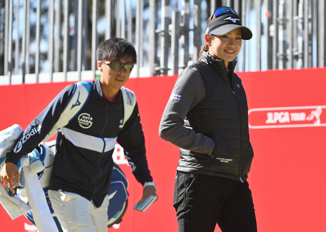 1番、練習ラウンドでティーショットは打たずにティーグラウンドを離れる原（撮影・上田博志）