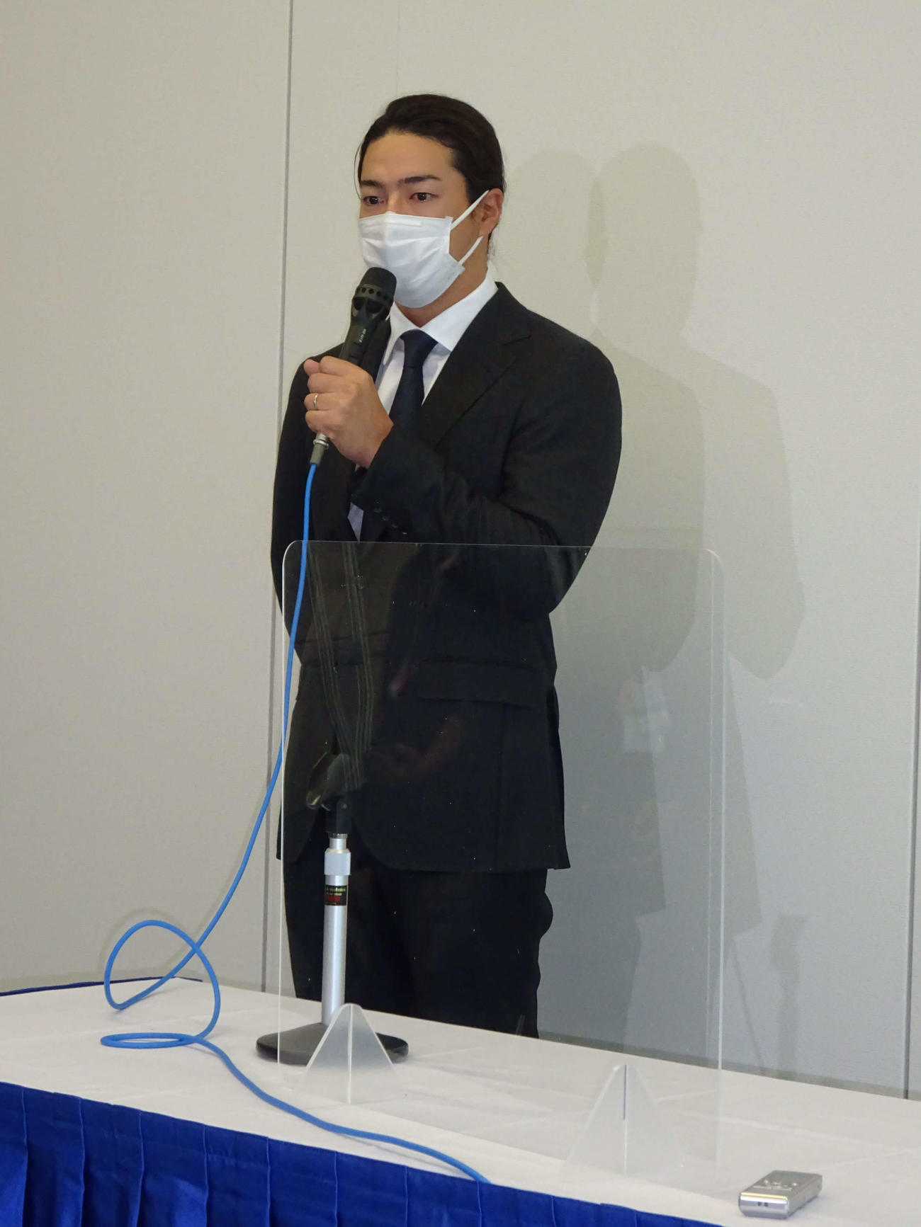 謝罪会見を行う石川遼（撮影・加藤裕一）