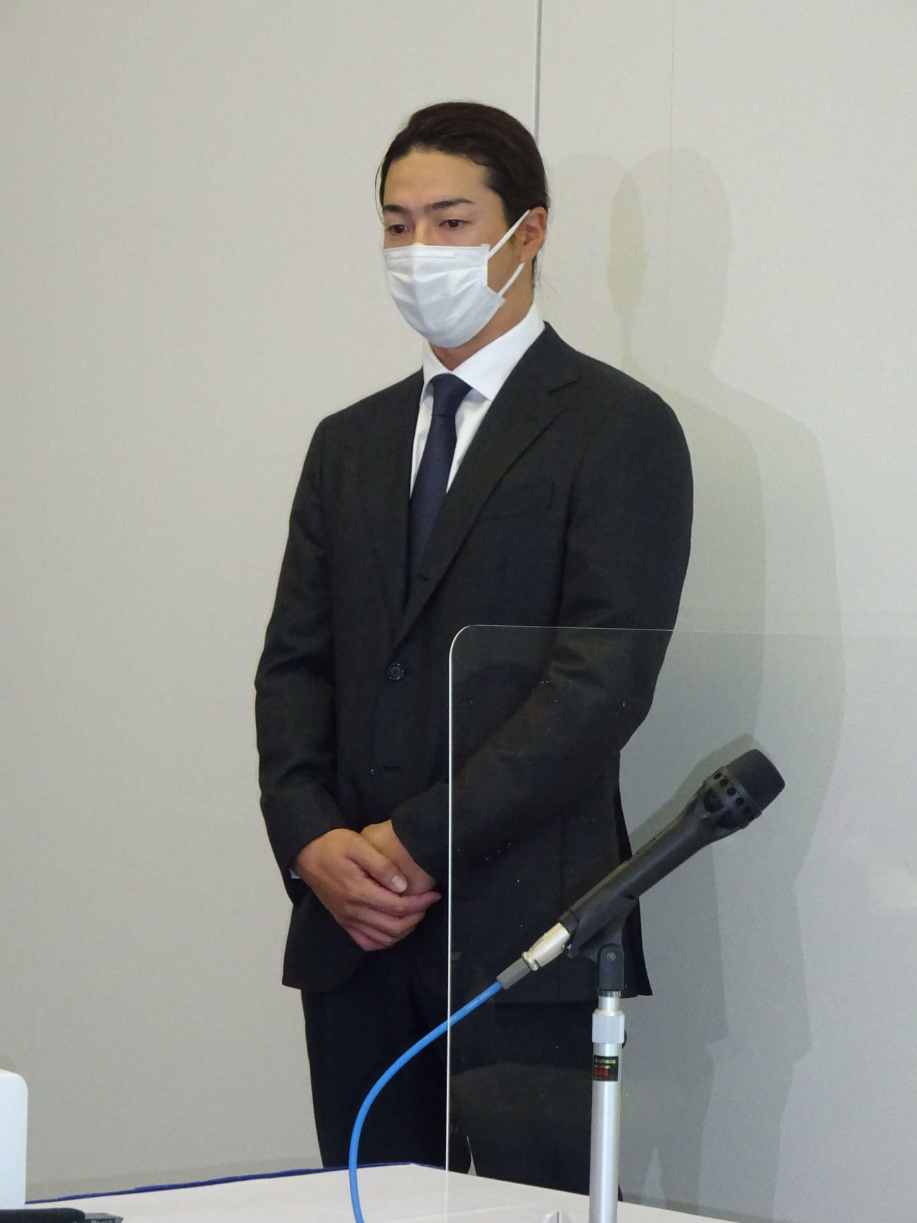 謝罪会見を行う石川遼（撮影・加藤裕一）