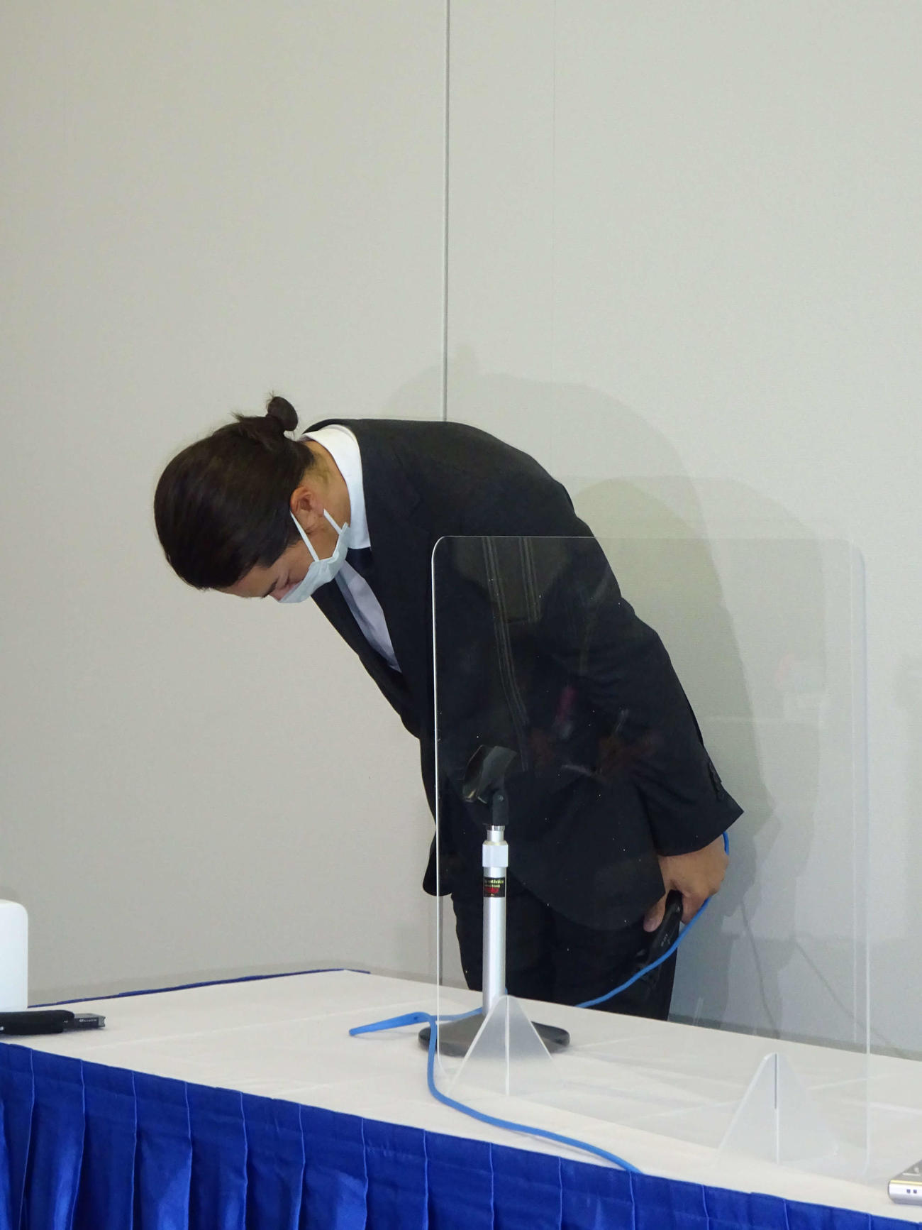 謝罪会見を行う石川遼（撮影・加藤裕一）