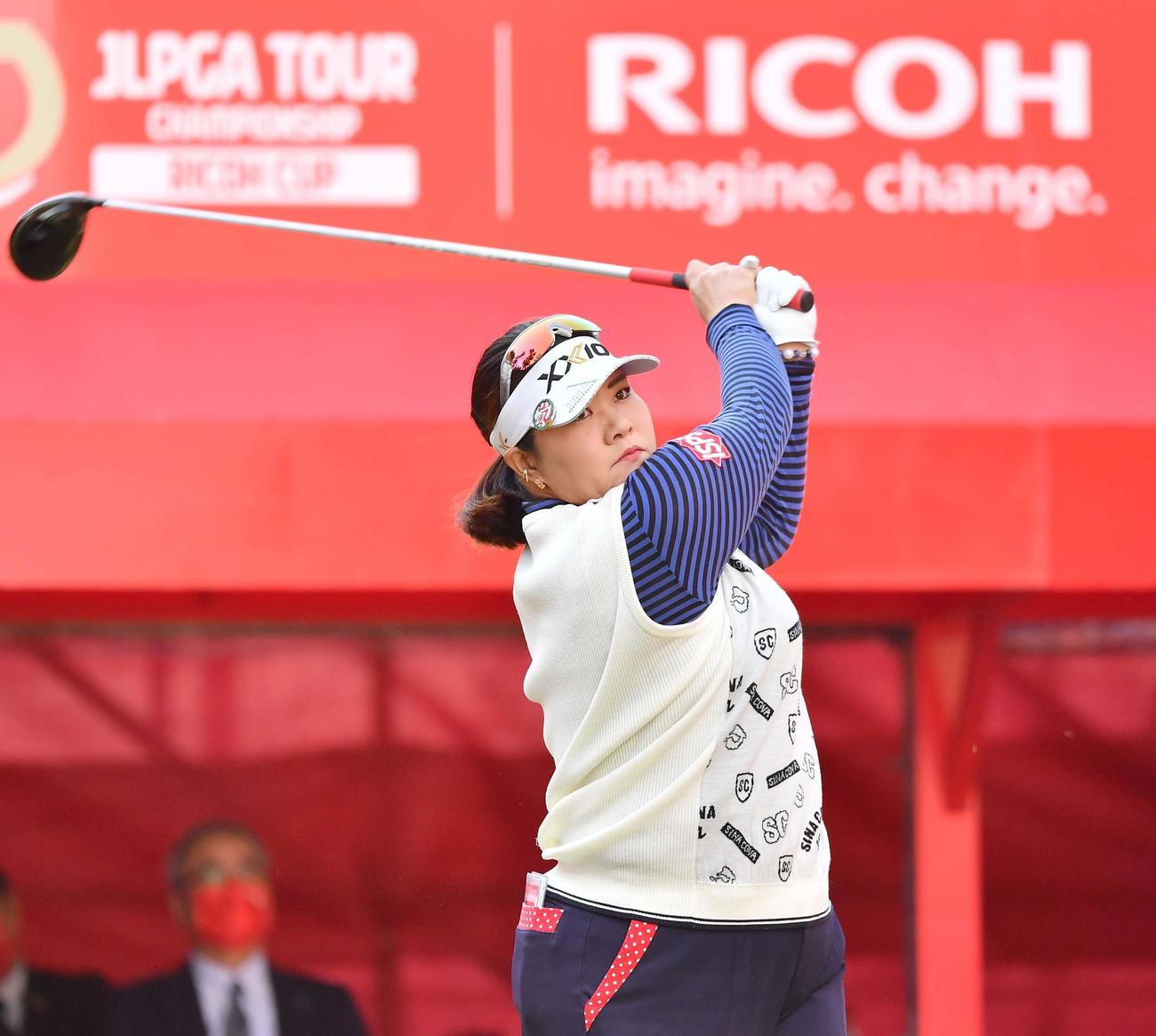 1番、ティーショットを放つ酒井美紀（撮影・上田博志）