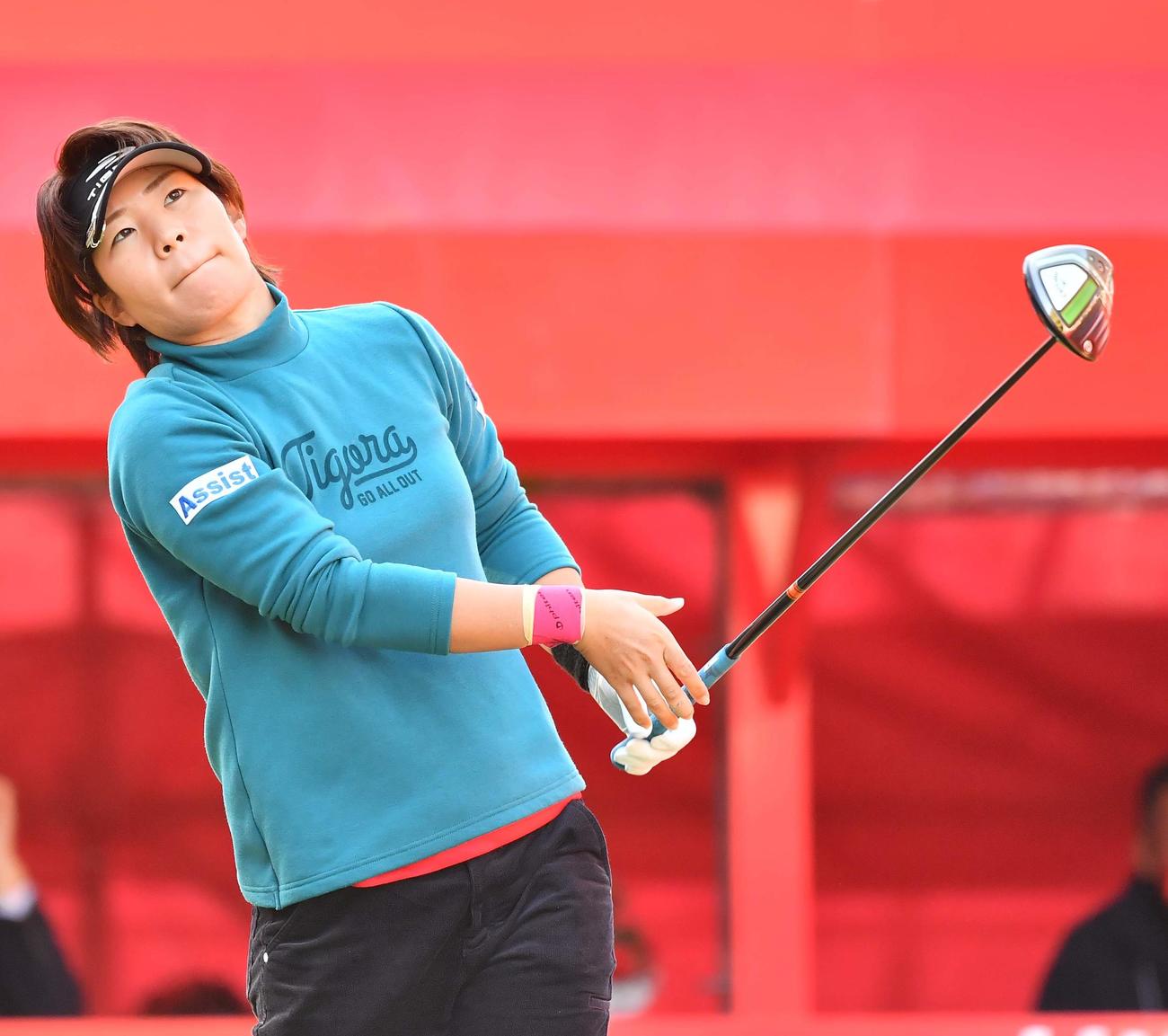 1番、ティーショットを放つ穴井詩（撮影・上田博志）