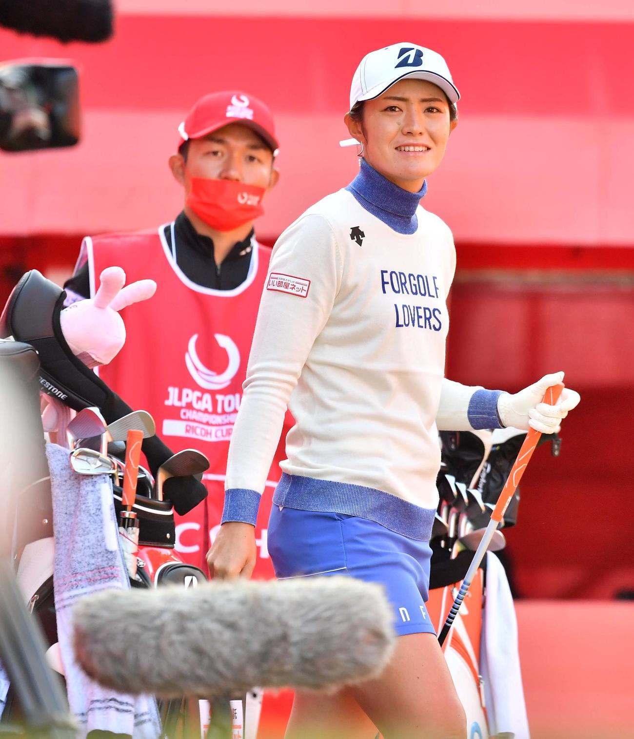 1番、ティーショットに向かう渡辺（撮影・上田博志）