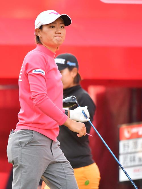 1番、ティーショットを放ち打球を見守る野沢（撮影・上田博志）