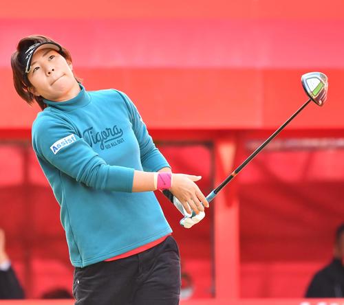 1番、ティーショットを放つ穴井詩（撮影・上田博志）