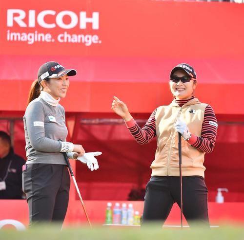 1番、ティーグラウンドで笑顔を見せる笠りつ子（左）と藤田さいき（撮影・上田博志）