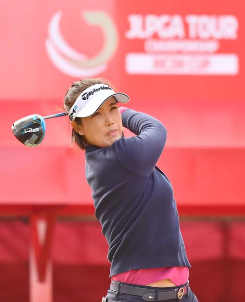 1番、ティーショットを放つ全美貞（撮影・上田博志）