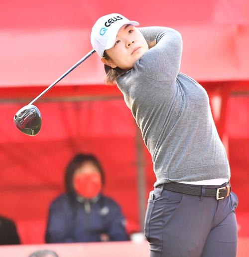 1番、ティーショットを放つイ・ミニョン（撮影・上田博志）
