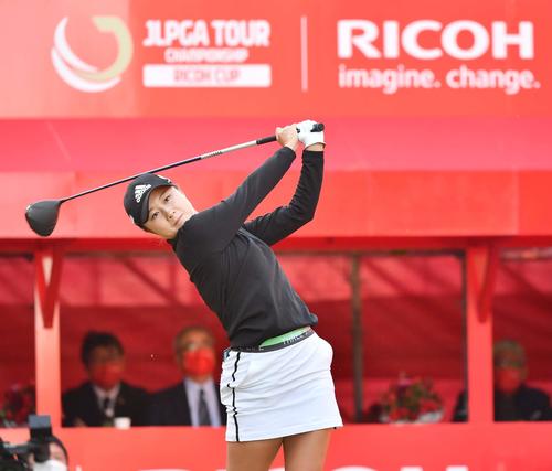 1番、ティーショットを放つ森田（撮影・上田博志）