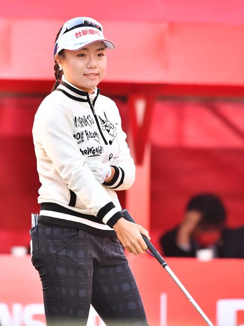 1番、ティーショットに向かうサイ・ペイイン（撮影・上田博志）