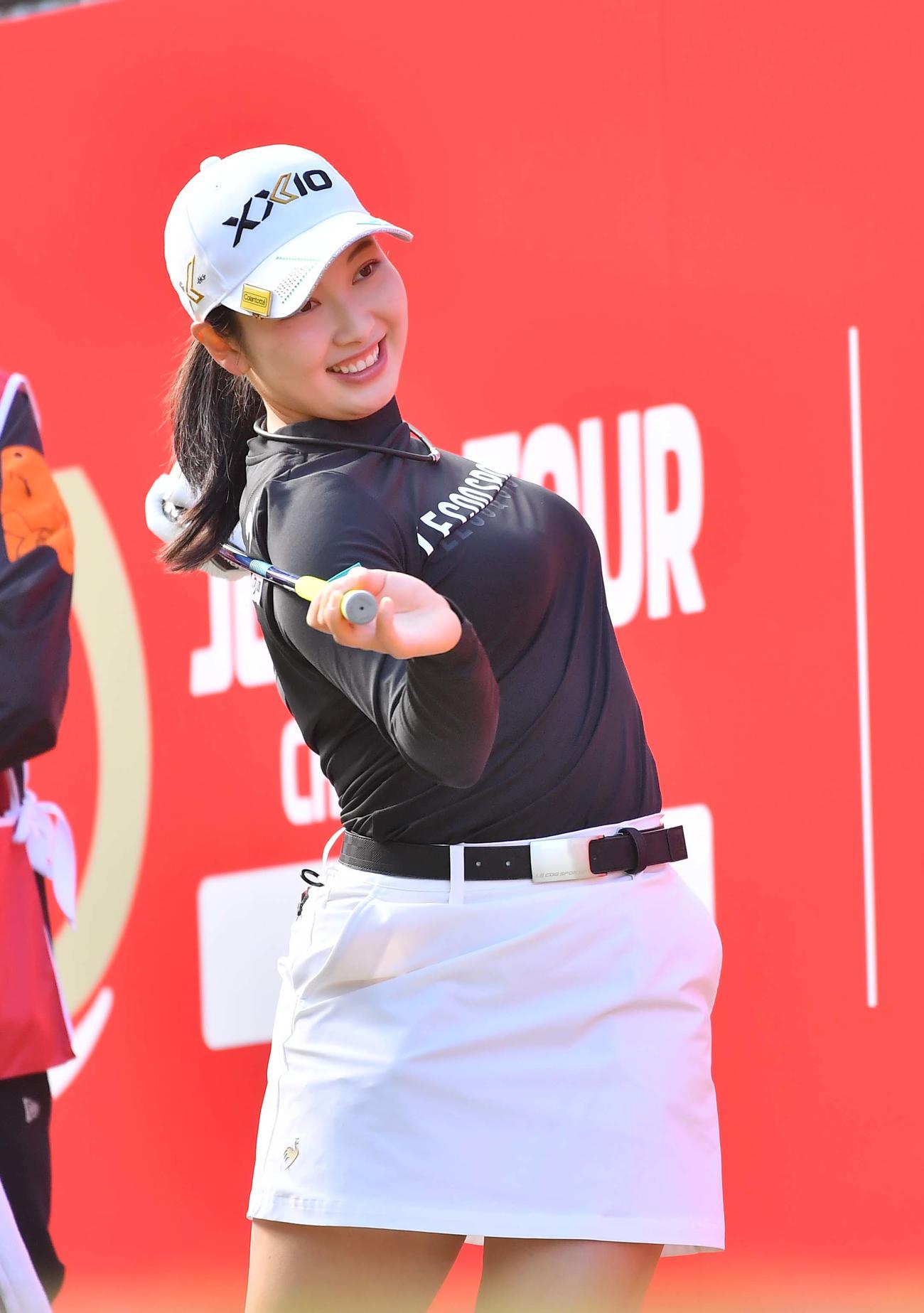1番、ティーグラウンドで準備運動をする小祝さくら（撮影・上田博志）