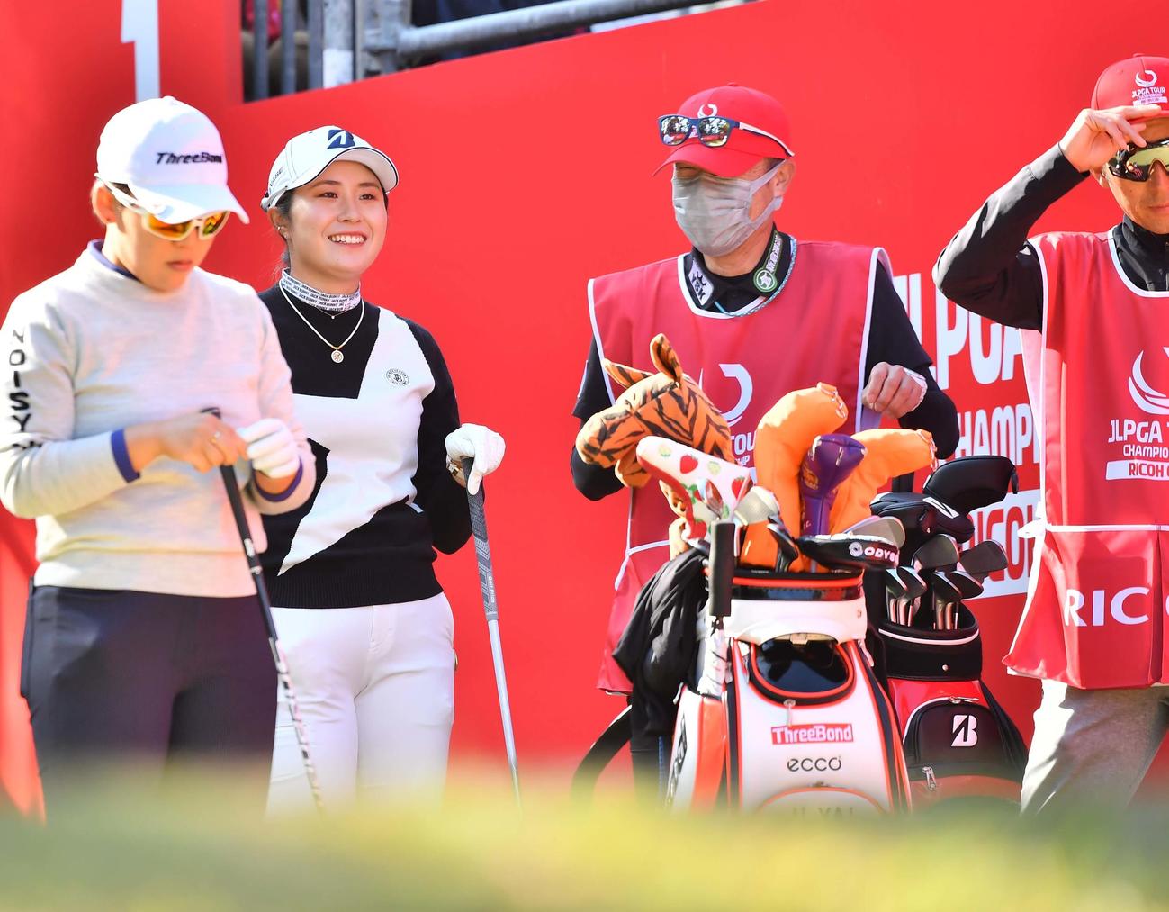 1番、大里桃子（左から2人目）はティーグラウンドで笑顔を見せる（撮影・上田博志）