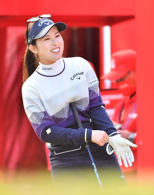 1番、ティーグラウンドで笑顔を見せる西村優菜（撮影・上田博志）