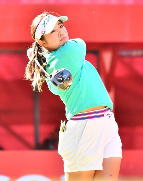 1番、ティーショットを放つ山下美夢有（撮影・上田博志）