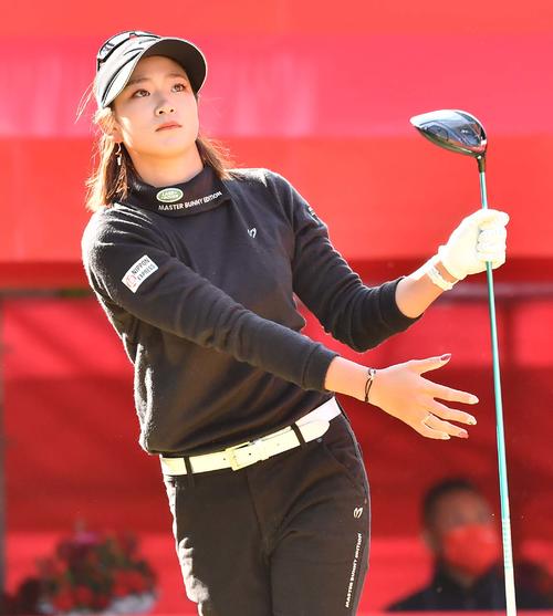 1番、ティーショットを放つ原英莉花（撮影・上田博志）