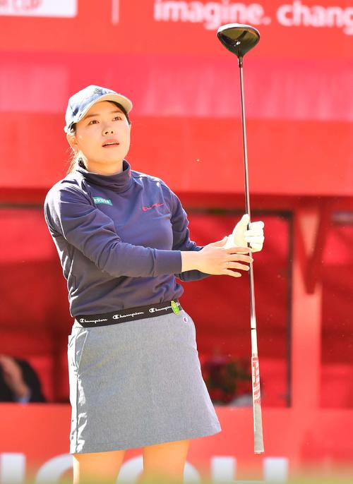 1番、ティーショットを放つ勝みなみ（撮影・上田博志）