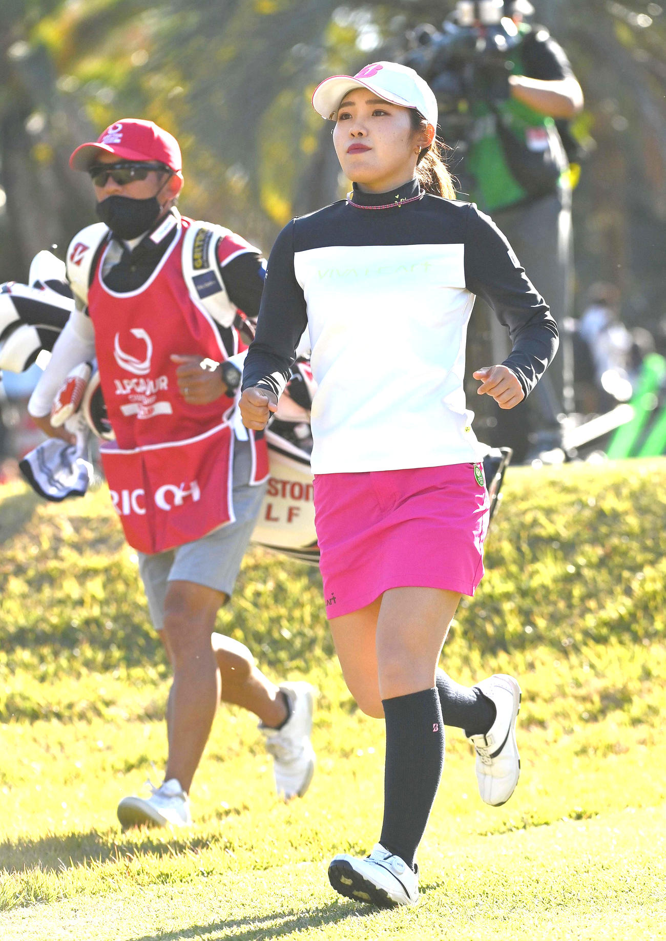 16番、ティーショットを放ちダッシュで走る古江彩佳（撮影・上田博志）