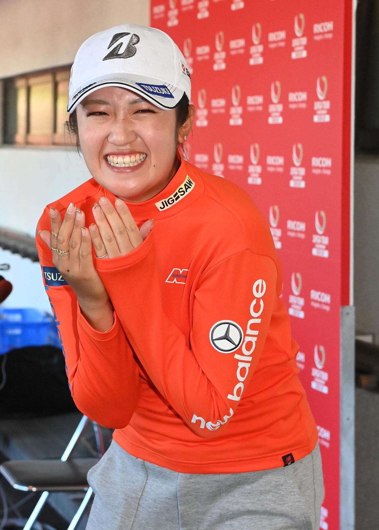 賞金女王を決め笑顔を見せる稲見（撮影・上田博志）