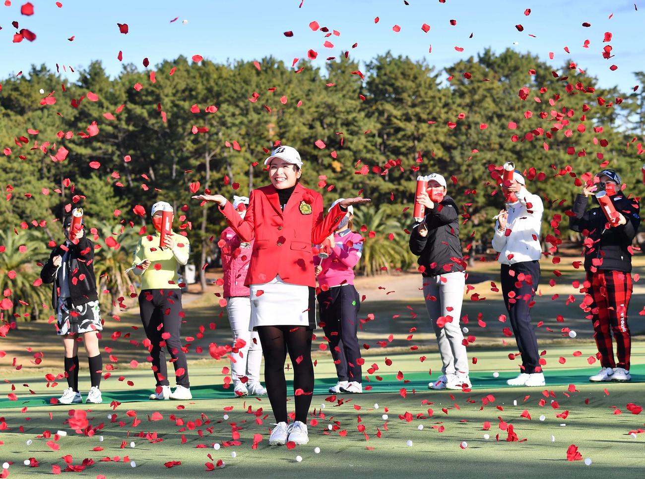 JLPGAツアーチャンピオンシップ　リコー杯を優勝しフラワーシャワーを浴びる三ケ島（撮影・上田博志）