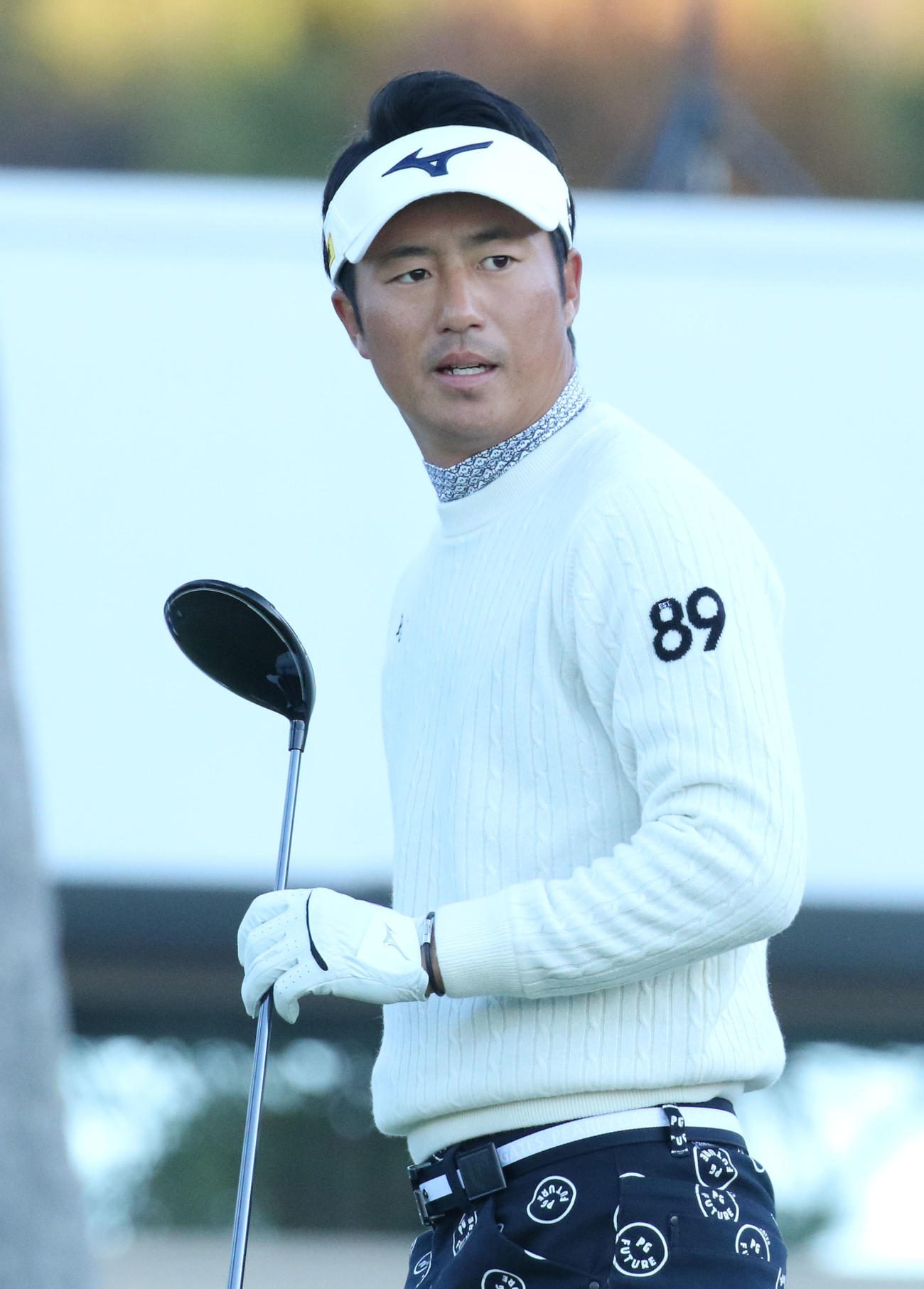 10番ティーを終え打球を見る小鯛竜也（撮影・渦原淳）