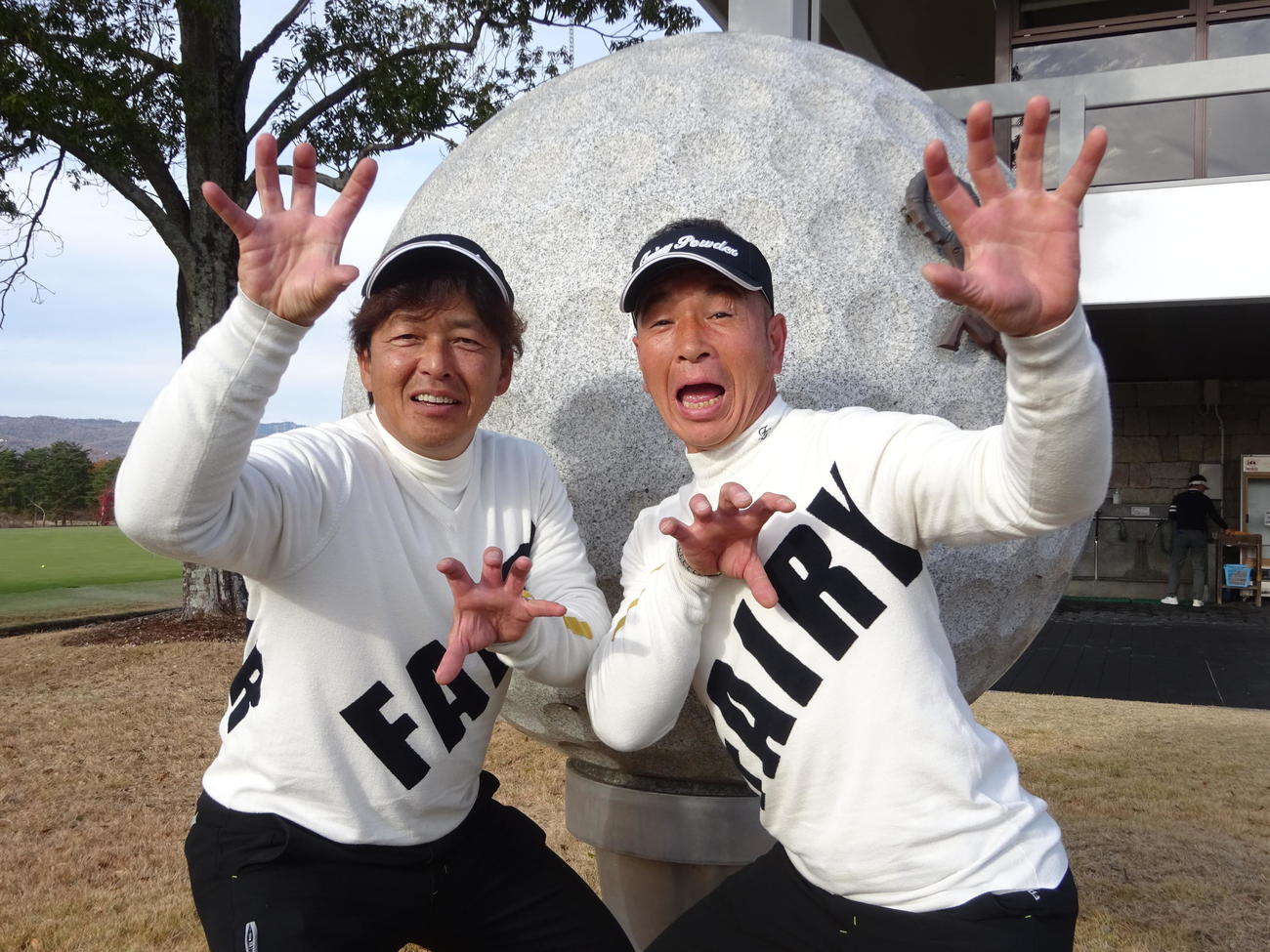 69をマークした澤井悟（左）村井秀彰組（撮影・加藤裕一）