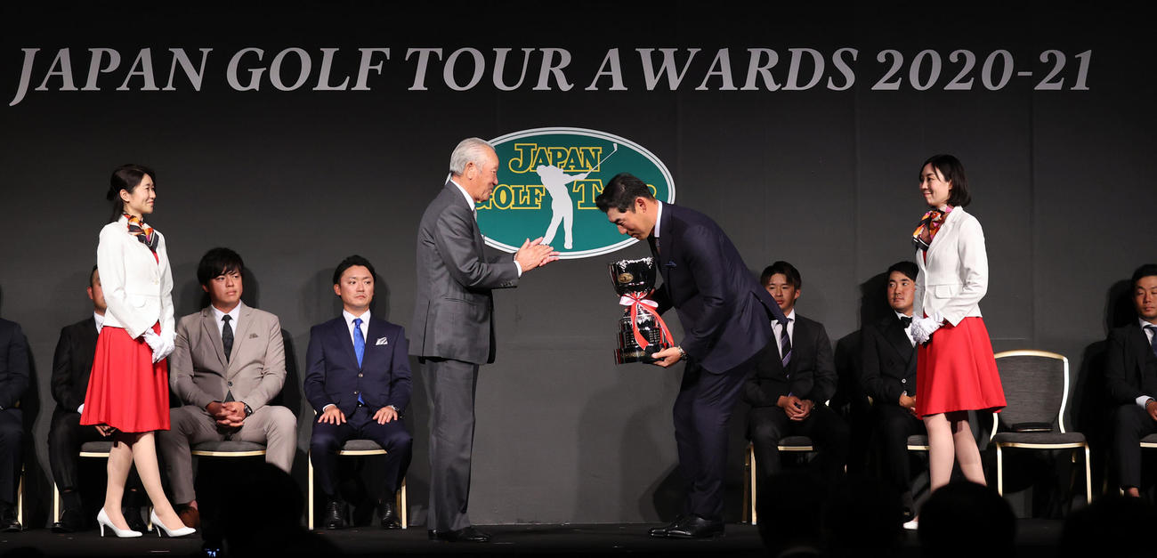 ジャパンゴルフツアー表彰式で最優秀選手賞に輝いたチャン・キム（中央右）は青木会長に拍手され一礼する（撮影・浅見桂子）