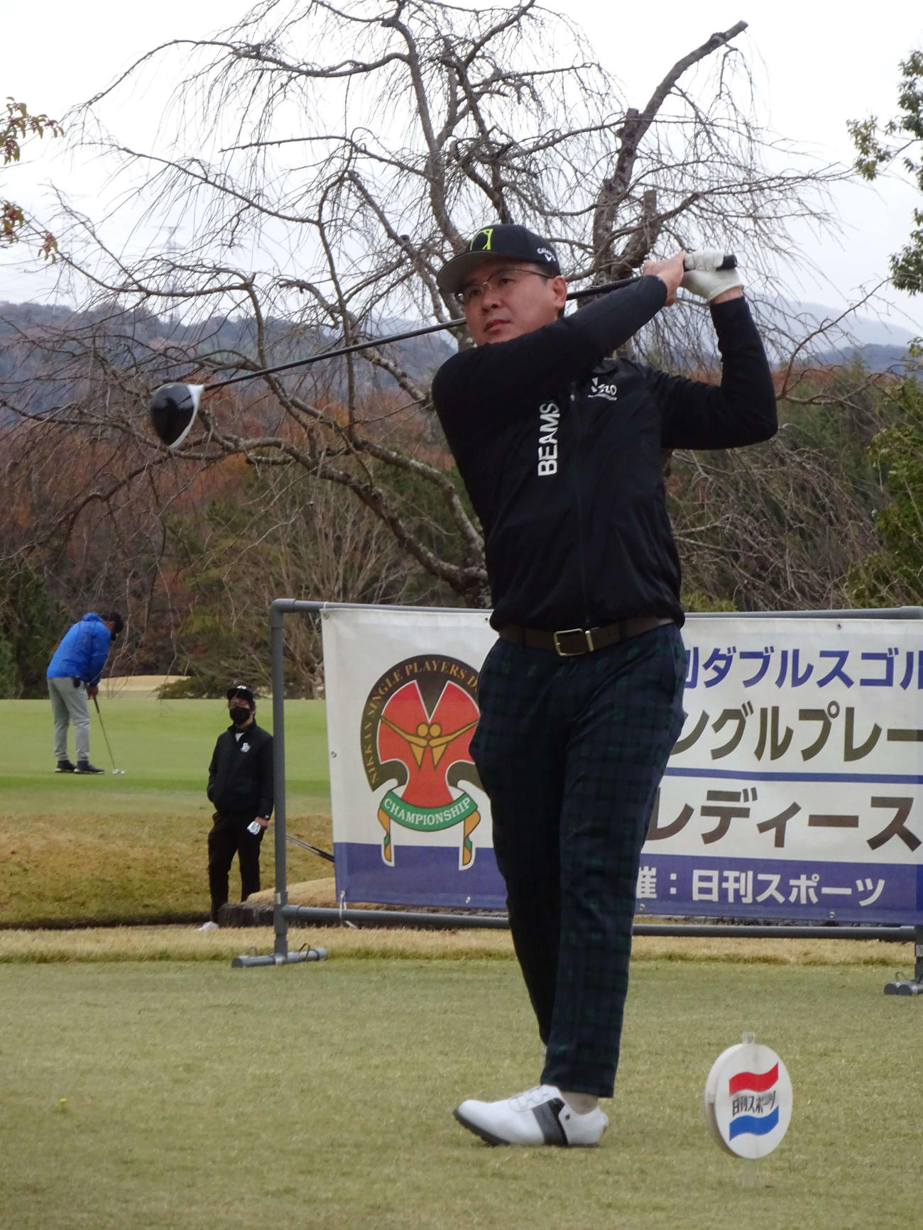 優勝ペア吉川拓哉のティーショット（撮影・加藤裕一）