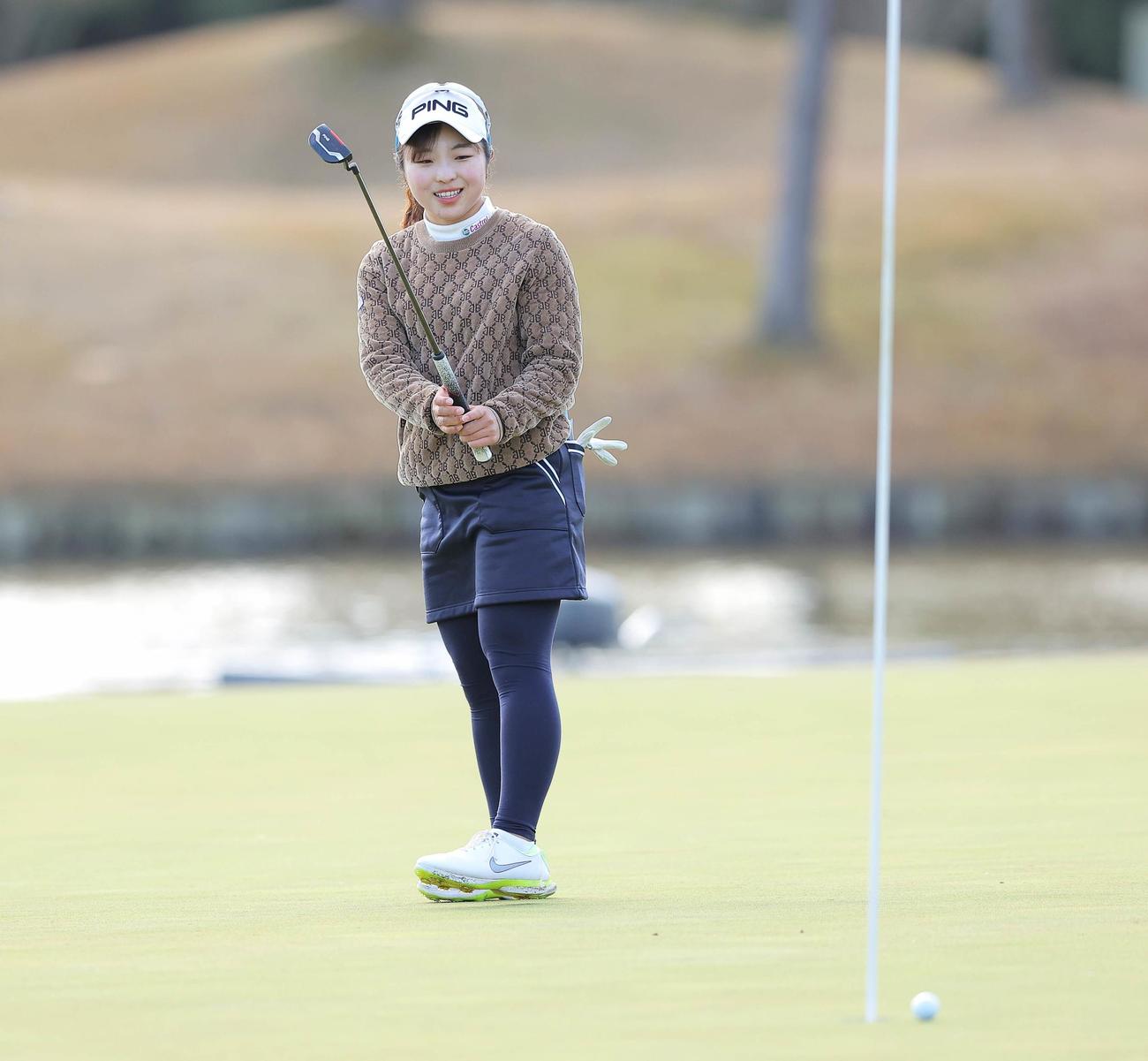 JLPGA新人戦　加賀電子カップ　第1日
18番、バーディーパットが惜しくも決まらず苦笑いする佐久間朱莉（代表撮影）