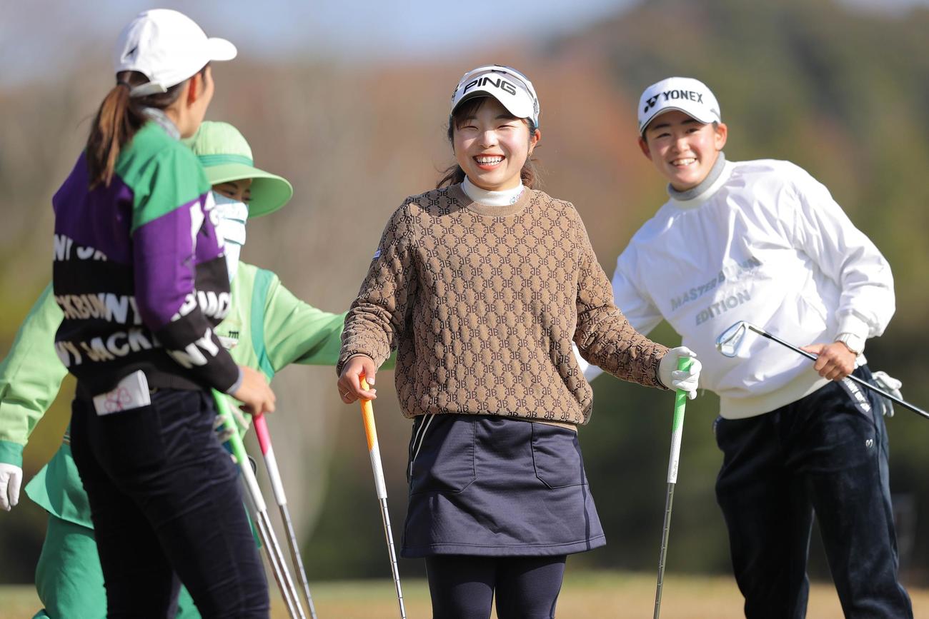 JLPGA新人戦　加賀電子カップ　第1日
2番、笑顔で松本珠利（左手前）、岩井明愛（右）と会話する佐久間朱莉（代表撮影）