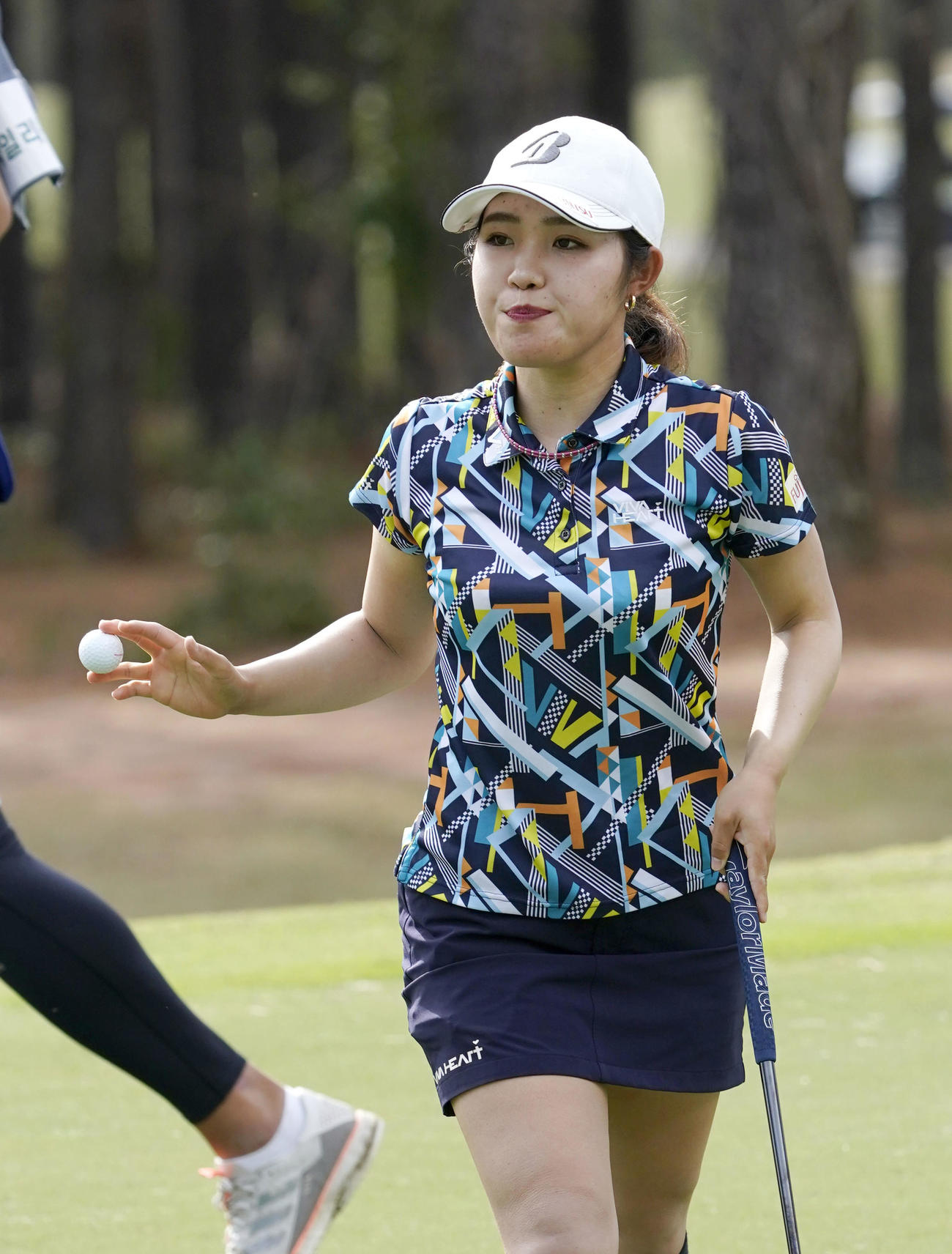 第7ラウンド、12番でバーディーを決め、拍手に応える古江彩佳。通算16アンダーで5位（共同）