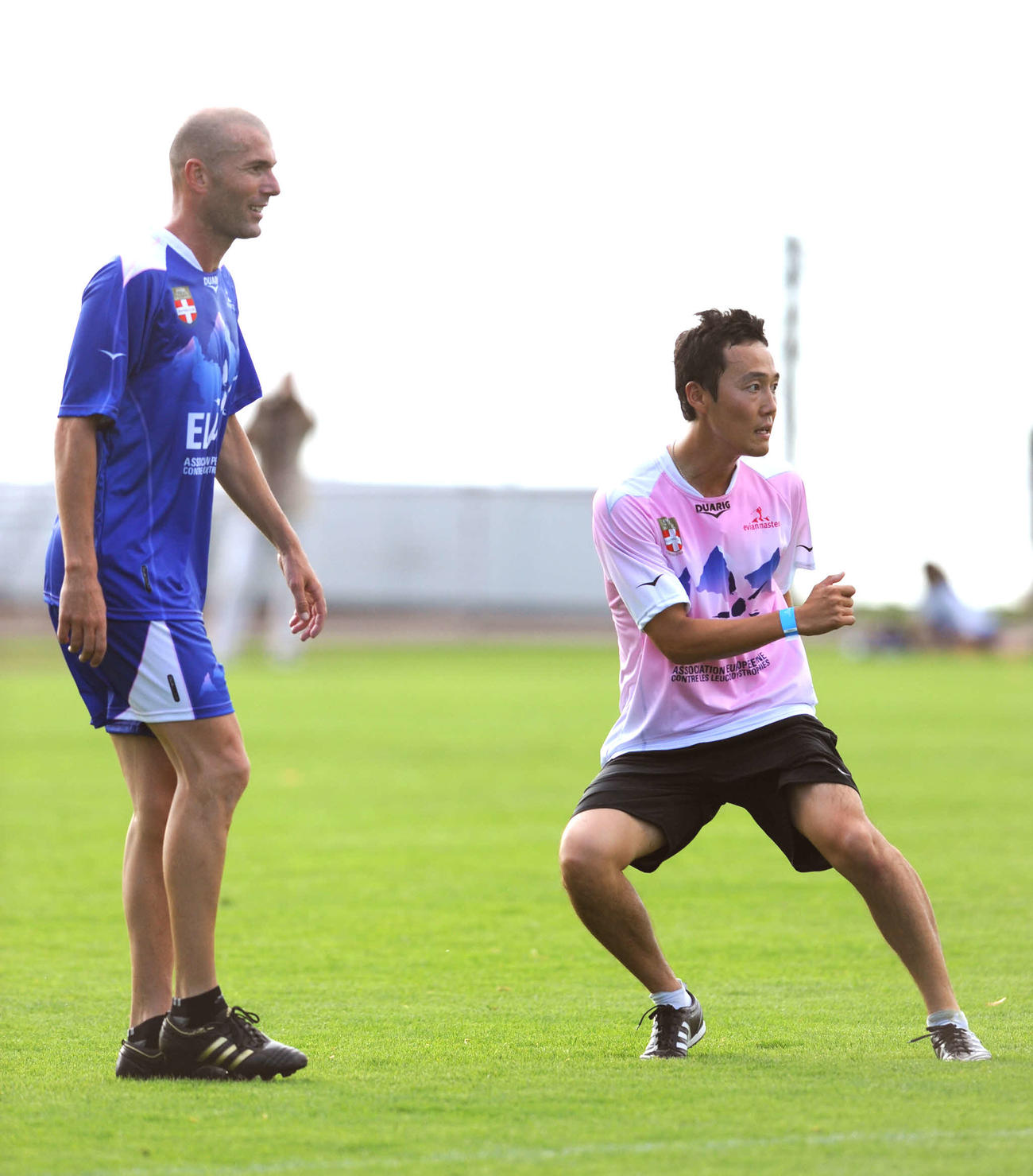 エビアンマスターズの親善試合に臨む宮里藍のマネジャー座親匠さん。左は元フランス代表MFジダン（09年7月23日）