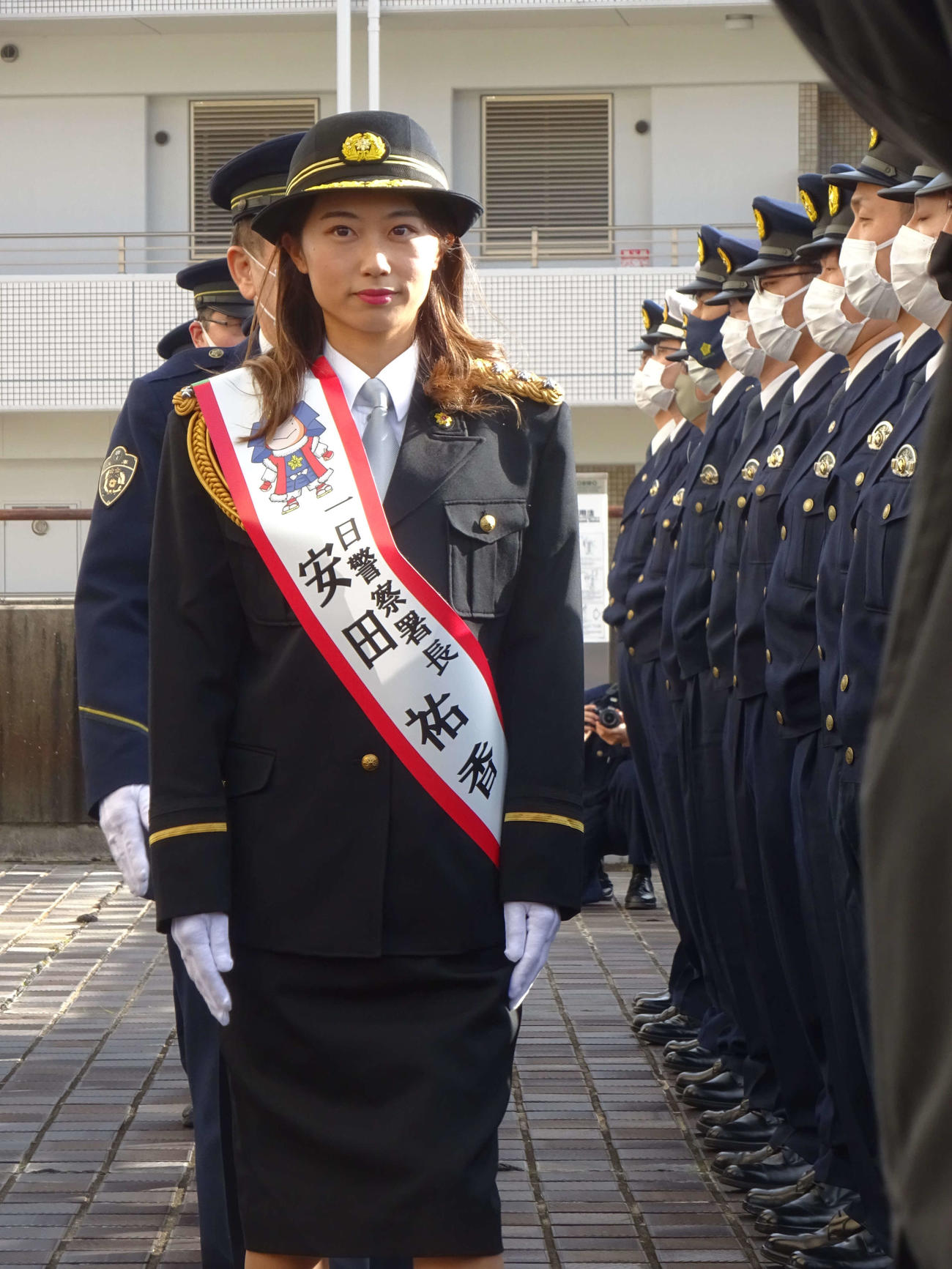 神戸市の生田警察署で署員の点検作業を行う一日署長の安田祐香（撮影・加藤裕一）