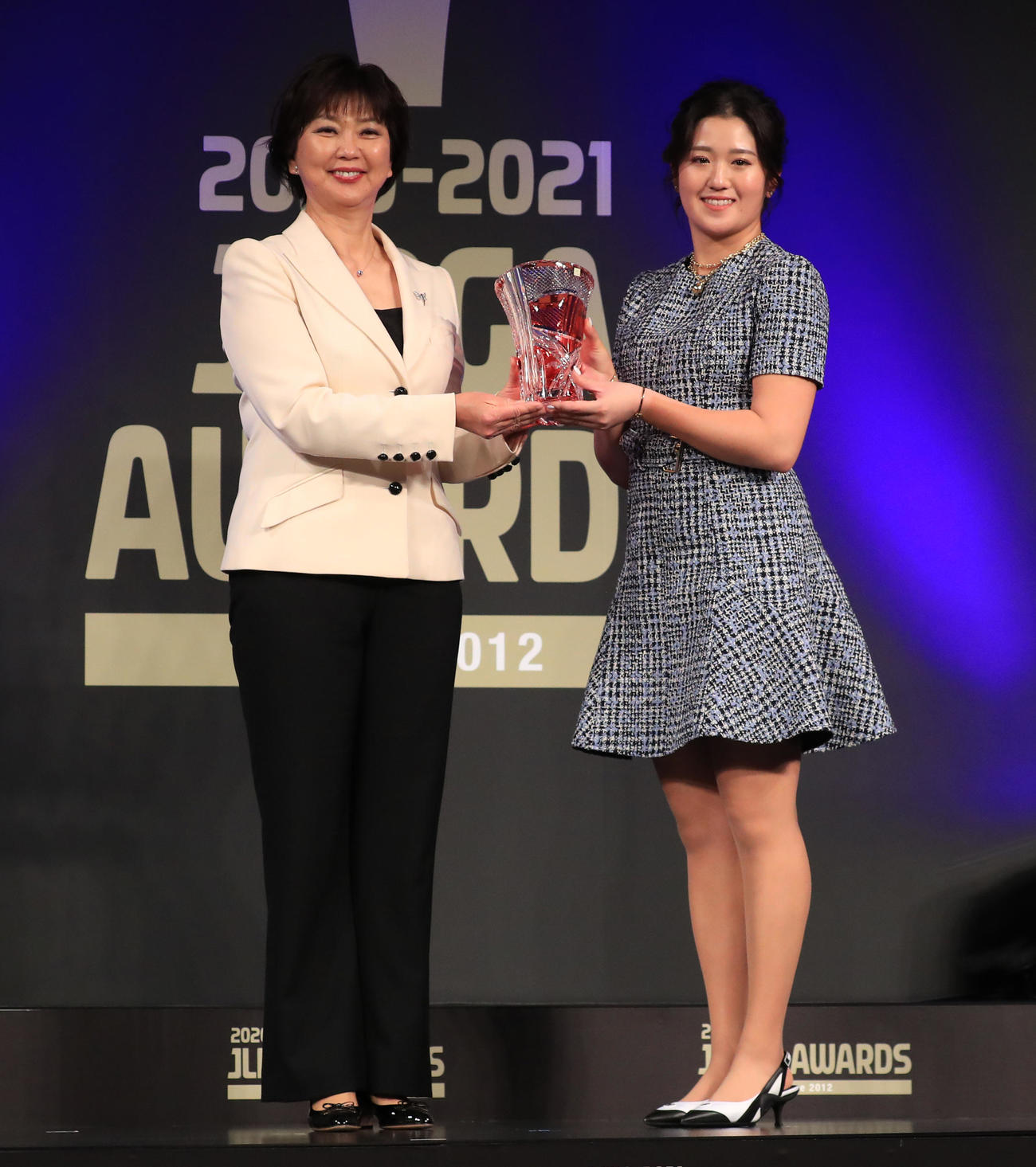 賞金女王を表彰され笑顔を見せる稲見。左は小林会長（代表撮影）