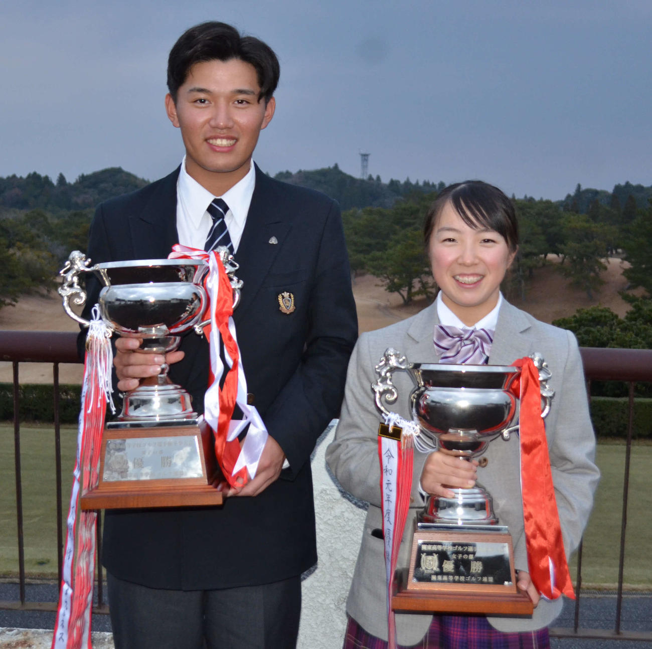優勝した男子の東亜藍（左）と女子の手塚彩馨（撮影・吉池彰）