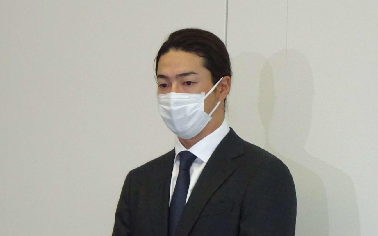 謝罪会見を行う石川遼（2021年11月24日撮影）