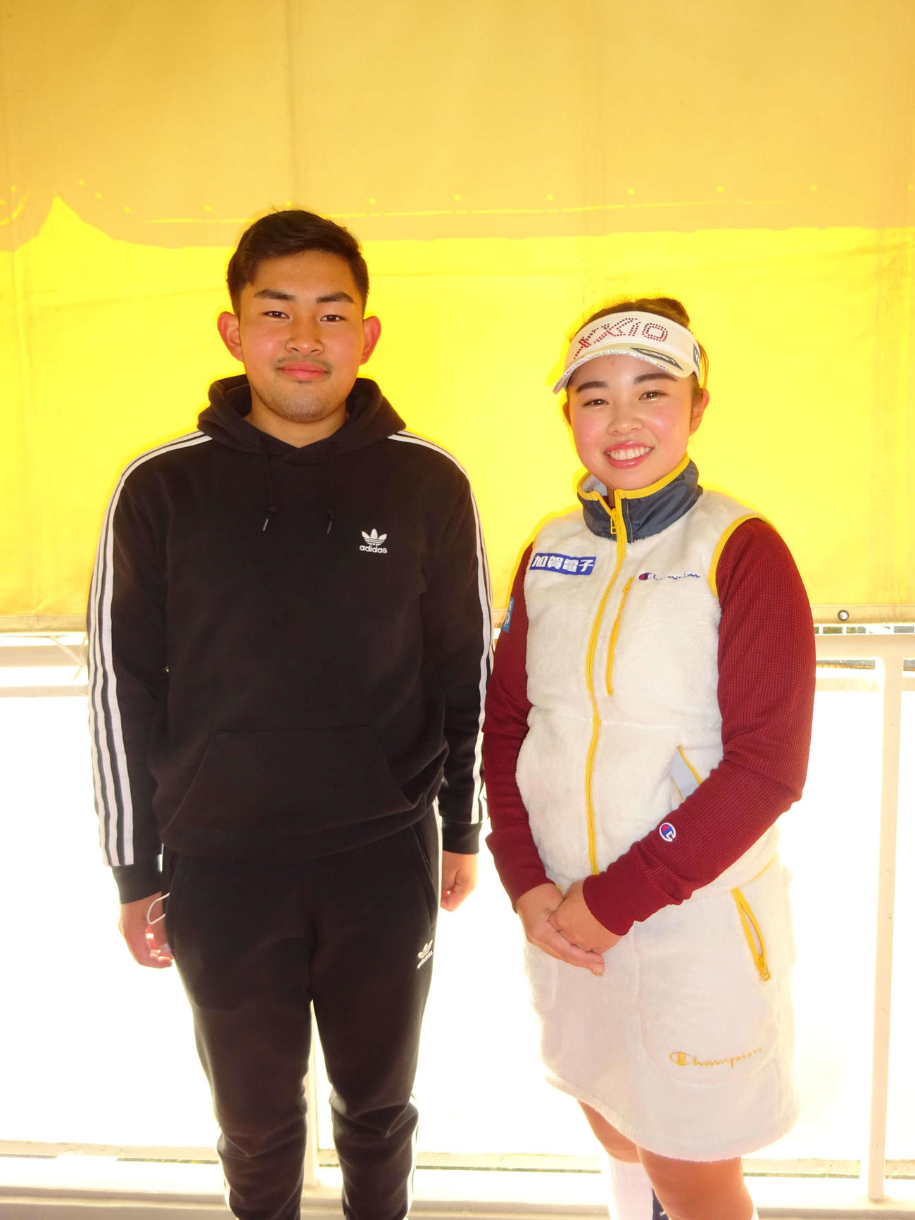 寝屋川市の星田ゴルフセンターで練習する山下美夢有（右）と、ツアー出場実績を持つ弟勝将（撮影・加藤裕一）
