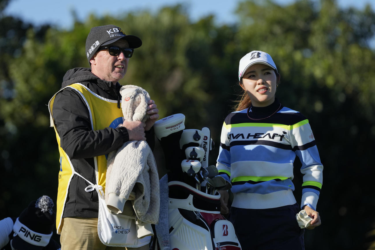 第3日、キャディーと言葉を交わす古江彩佳（AP）