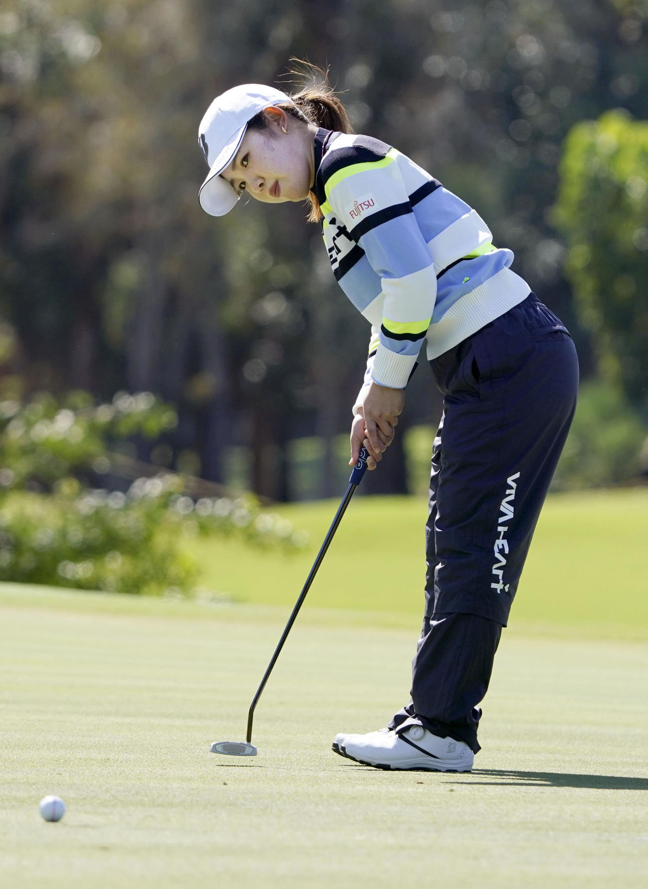 第3ラウンド、17番でバーディーパットを決める古江彩佳（共同）