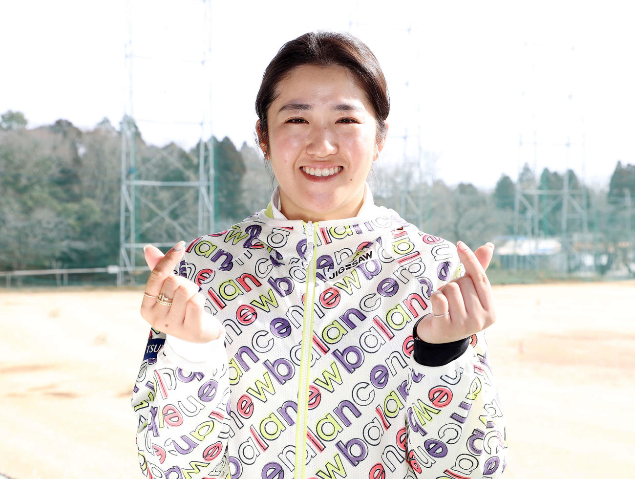 笑顔でポーズを決める稲見（撮影・鈴木正人）