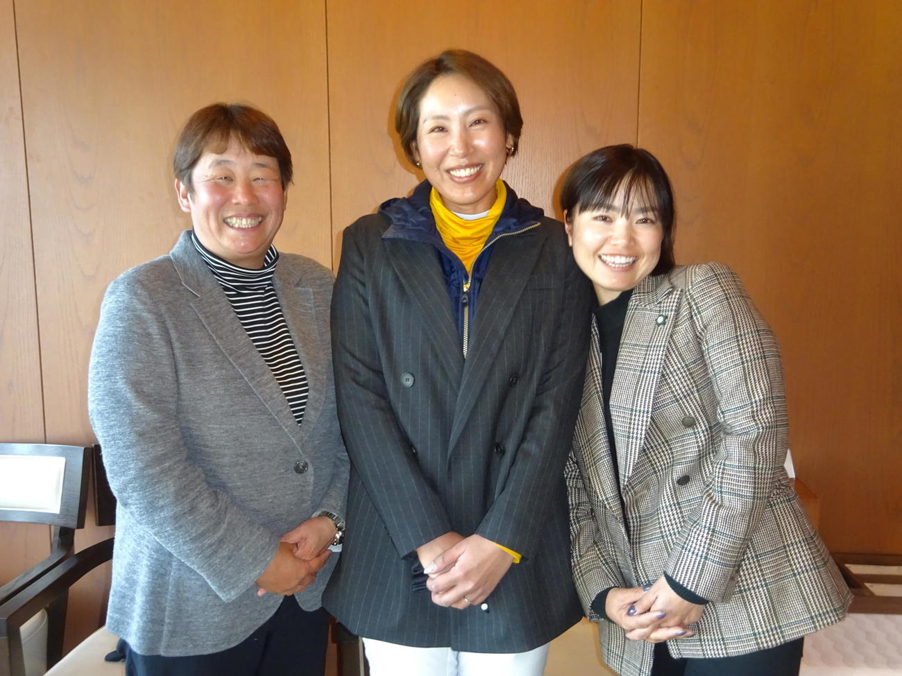 今季、ママさんプロとしての2勝目を狙う若林舞衣子（中）左は表純子、右は青山加織（撮影・加藤裕一）
