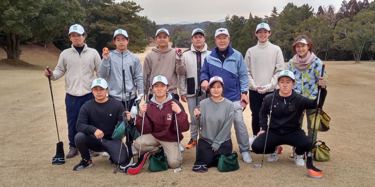 「ゴルフのまち」三木市の三木GCで授業を受ける関西国際大の学生と先生の鈴木規夫プロ（右から3人目）並河恭子プロ（右端、撮影・加藤裕一）
