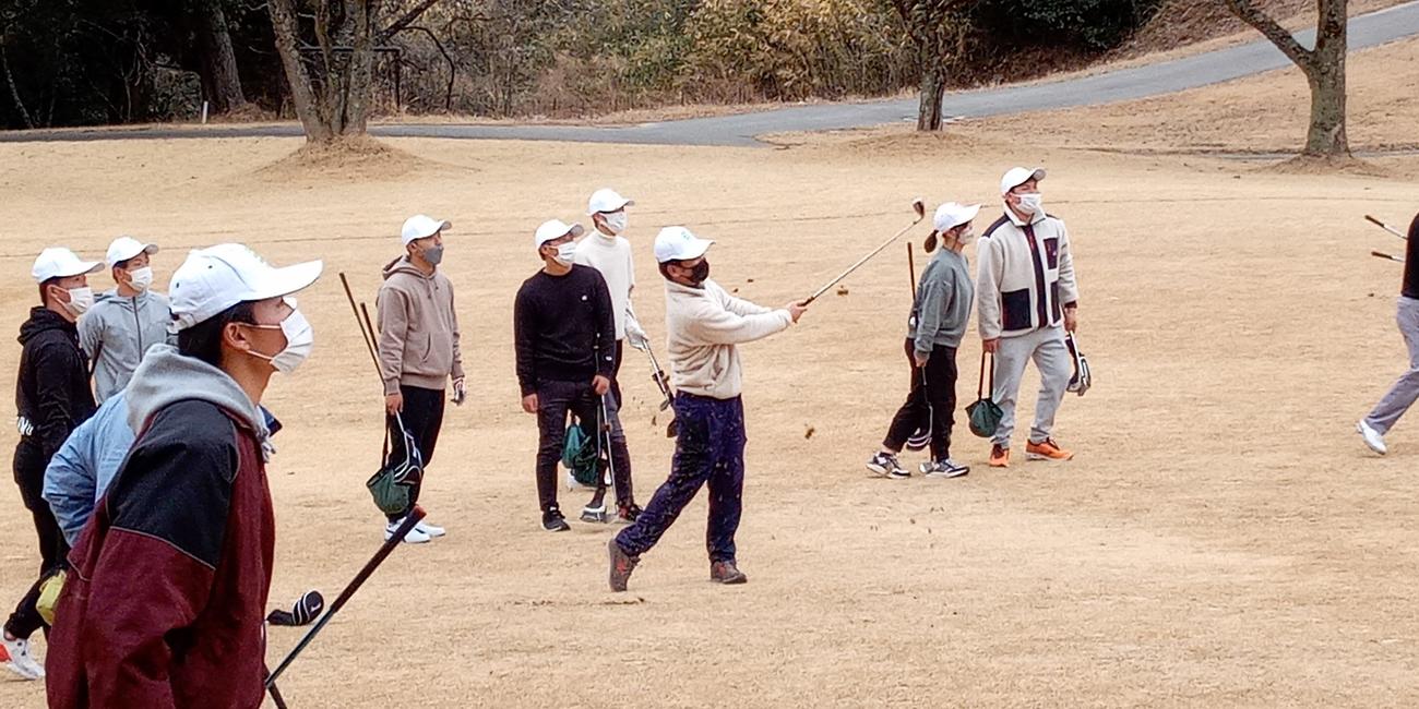 「ゴルフのまち」三木市の三木GCで授業を受ける関西国際大の学生（撮影・加藤裕一）
