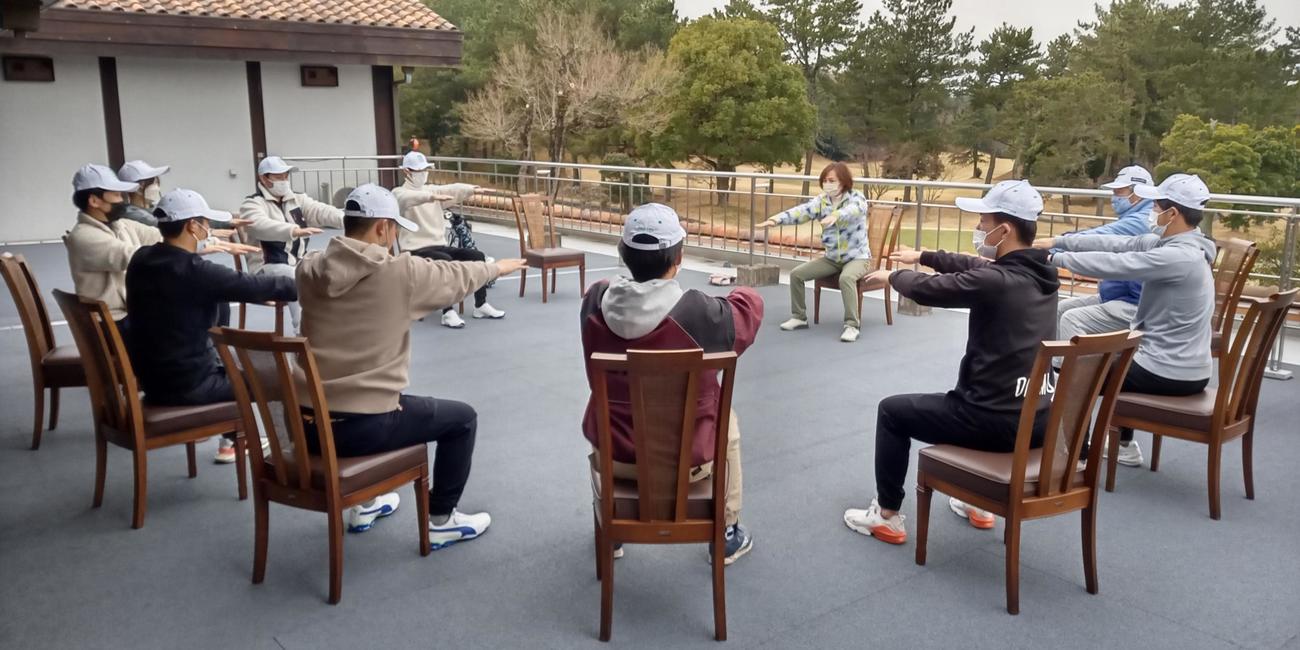 「ゴルフのまち」三木市の三木GCで並河恭子プロ（右から4人目）から4スタンス理論の講義を受ける関西国際大の学生（撮影・加藤裕一）