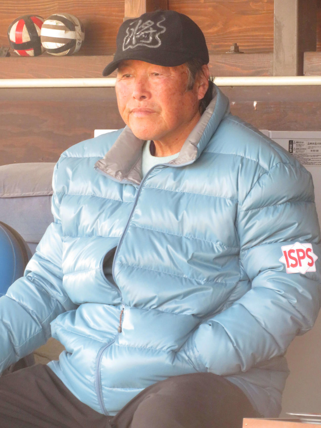 セレクション参加者のスイングをチェックする尾崎将司（撮影・近藤由美子）