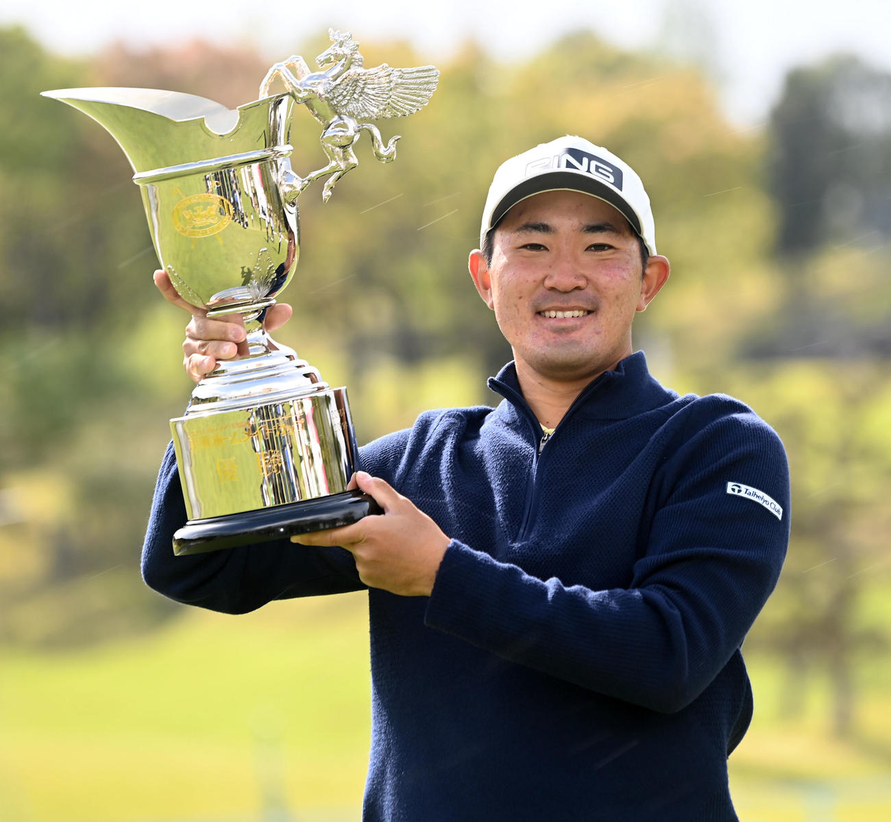 前回の東建ホームメイト・カップ　優勝カップを手に笑顔を見せる金谷（2021年4月18日撮影）