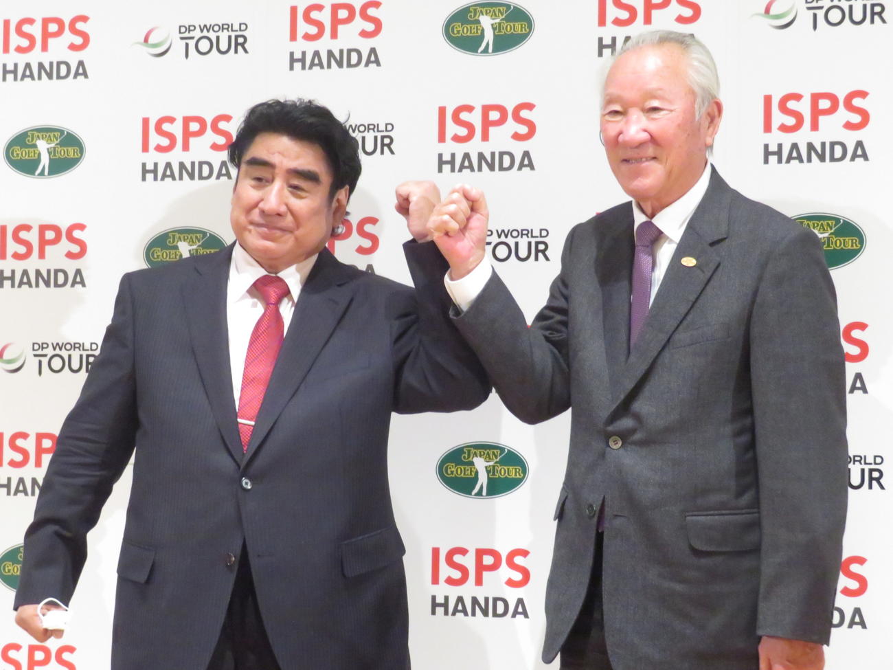 会見後、腕でタッチを交わし、共闘を誓い合った国際スポーツ振興協会の半田晴久会長（左）とJGTOの青木功会長
